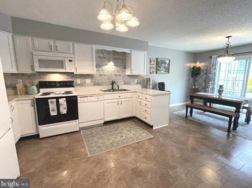 29 Johns Dr, West Enola PA  17025-2694 exterior