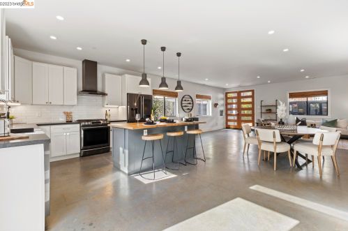 1077 57th St, Oakland CA  94608-2744 exterior