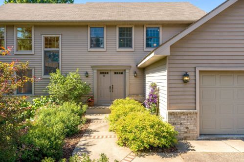 1056 Golden Oaks Dr, Hudson, WI 54016-7162