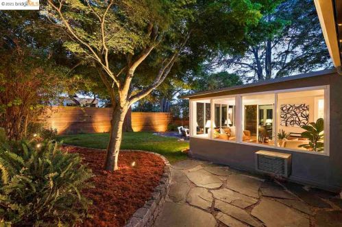 5828 Heron Dr, Oakland CA  94618-2628 exterior