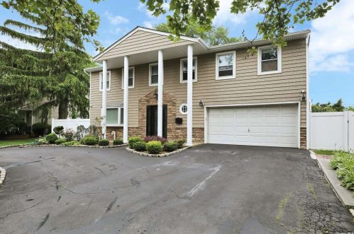 402 Marginal Rd, Muttontown, NY 11753-1913