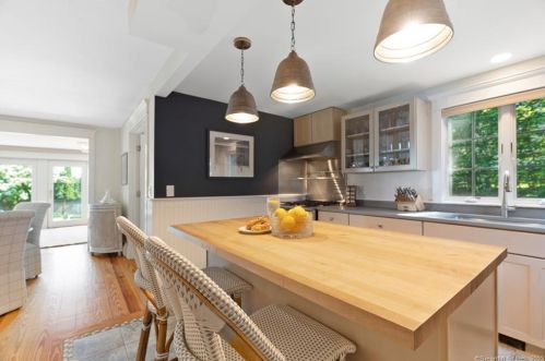 64 Elm St, Groton CT 06340-5616 exterior