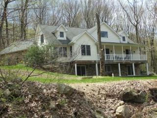 4261 Helms Rd, Hellertown, PA 18055-3360
