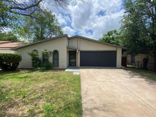 1725 Manor Ct, Fort Worth, TX 76134-3635