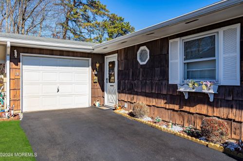 18 Phillips Rd, Bricktown, NJ 08724-2441
