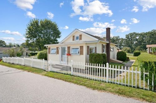 6 Point St, Norwich, CT 06365-8328