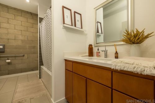 979 Laurel St, San Diego CA 92105-4736 exterior