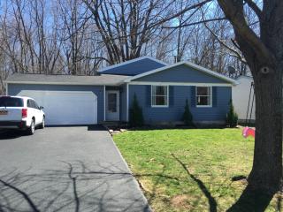 40 Meadowlark Dr, Penfield, NY 14526-2036