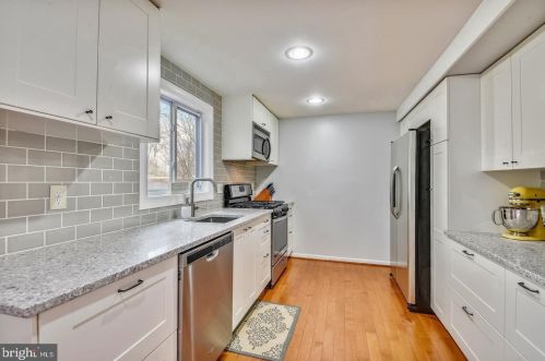 2308 Whitetail Ct, Herndon VA  20191-3018 exterior