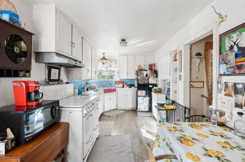 1811 Robin Whipple Way, Belmont CA  94002-1852 exterior