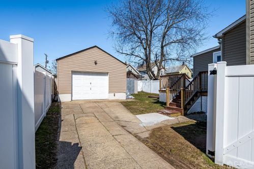 20 Lillian Ter, Woodbridge NJ  07095-3322 exterior