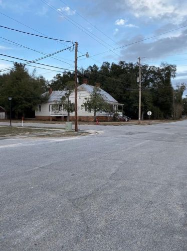 331 Pascallas St, Blackville, SC 29817-2345