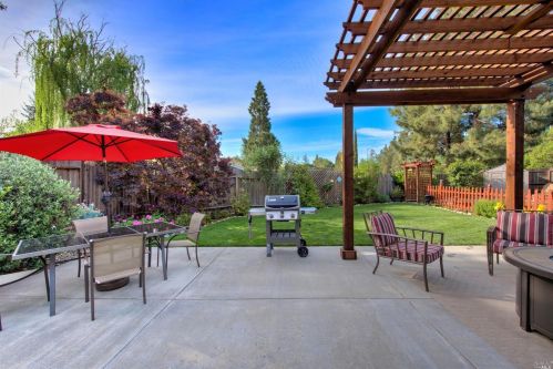 1000 Woodridge Dr, Vacaville CA  95687-6440 exterior