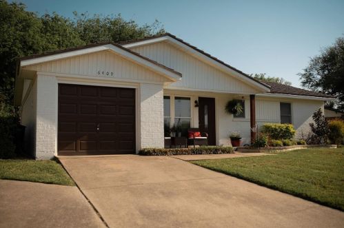 6409 Shadydell Dr, Fort Worth, TX 76135-1920