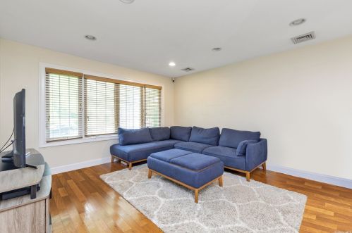 50 Fairview Ave, Great Neck, NY 11023-1225