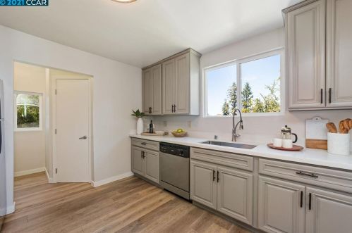 1347 26 St, Oakland CA 94606-3243 exterior