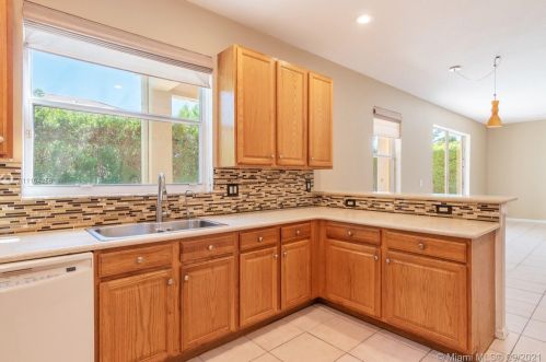 913 168 Ave, Hollywood FL 33028-2021 exterior