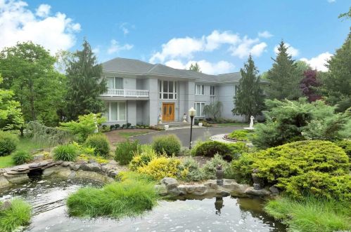 90 Old Tappan Rd, Matinecock, NY 11560-1313