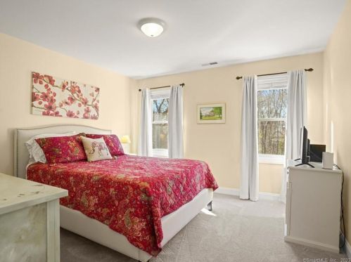 17 Roseview Ct, Bridgeport CT  06611-2078 exterior