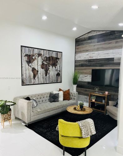 6531 171st St, Hialeah, FL 33015-4677