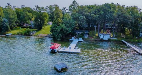 2905 Lakeshore Dr, Twin Lakes, WI 53181-9577
