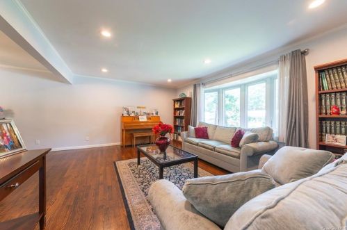 13 Pin Oak Ln, White Plains, NY 10606-3503