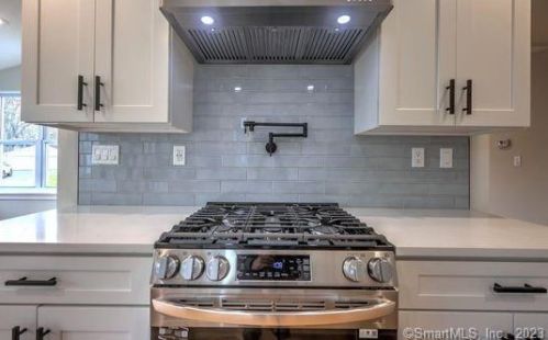 242 Meadowside Rd, Milford CT  06460-4528 exterior