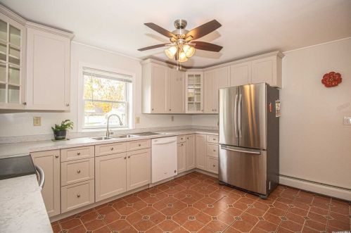 37 Winter Ln, Hicksville NY  11801-6219 exterior