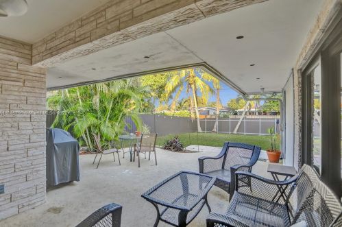 2003 37th Ave, Hollywood FL  33021-4320 exterior