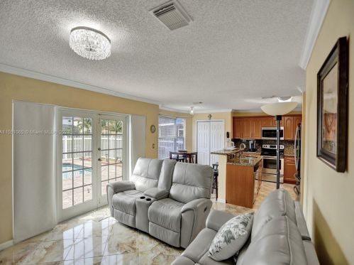 1282 192 Ave, Hollywood FL 33029-5823 exterior