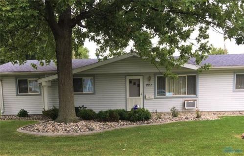 221 Raymond St, Walbridge, OH 43465-1130