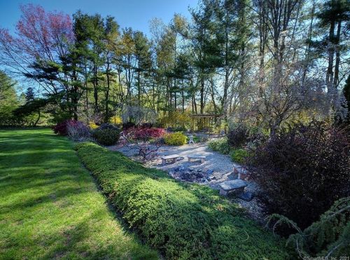 93 Highland Park Rd, North Haven, CT 06473-1253