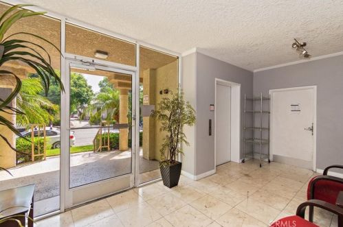 445 6th St, Long Beach, CA 90802-1246