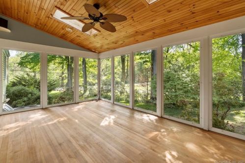 1 Barn Hill Rd, Bloomfield CT  06002-1218 exterior