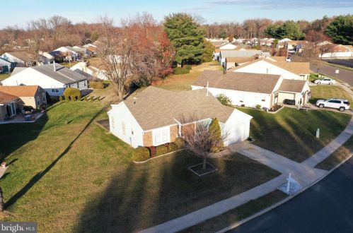 16 Knollwood Dr, West Deptford, NJ 08096-6703