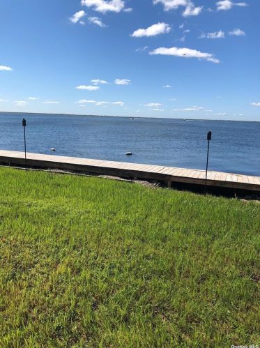 490 West Dr, Copiague, NY 11726-5122