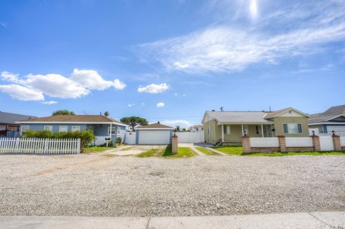 500 218th Pl, Long Beach, CA 90745-2818