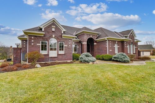 1402 Camberly Dr, Cincinnati, OH 45215-2064