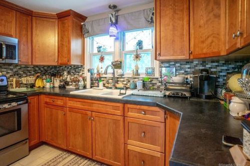 351 Center St, Manchester, CT 06040-3922