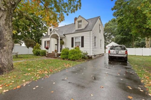 19 George St, North Haven, CT 06473-1804