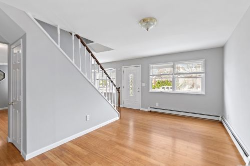 838 Surf St, North Lindenhurst, NY 11757-6238