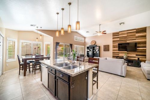 7445 Aurora Dr, Glendale, AZ 85308-9618
