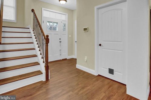 217 Parkway Dr, Mount Holly Springs, PA 17065-2019