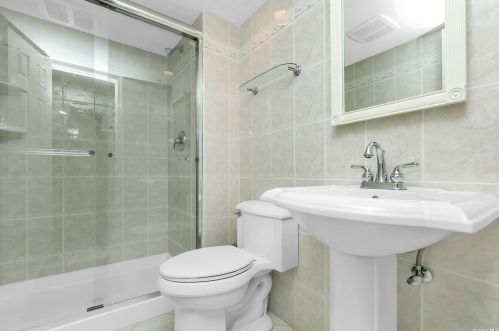 56 Haverford Rd, Hicksville NY  11801-3431 exterior