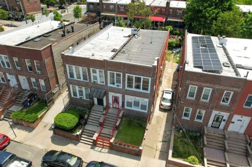 960 223rd St, Bronx, NY 10466-4602