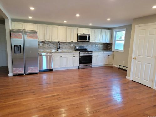 72 Cherry Ave, West Sayville NY  11796-1214 exterior