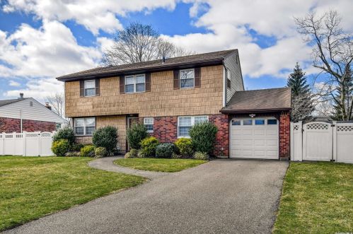 16 Cliftwood Pl, San Remo, NY 11754-4011