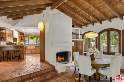 1719 Oak Dr, Topanga CA  90290-4025 exterior