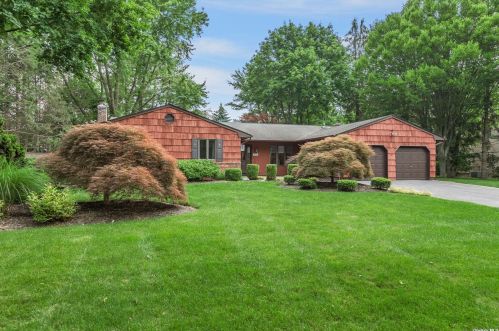 23 Kimberly Dr, Elwood, NY 11731-3305