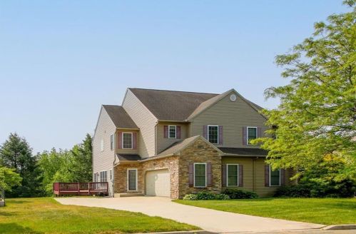 32 Witman Dr, Breinigsville, PA 18031-4120